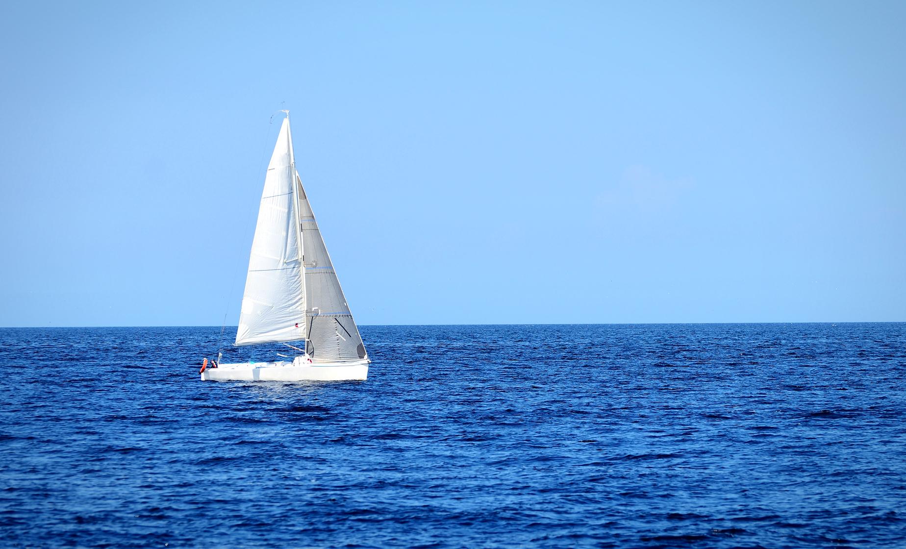 Sailing to Dia Island